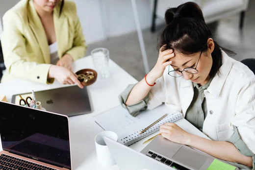 Wie man seine Periode am Arbeitsplatz bewältigt